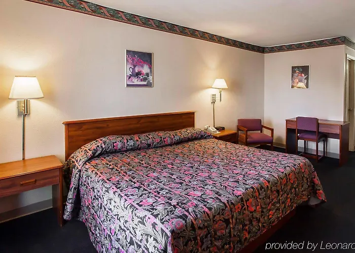 6 Effingham, Il Hotel 3*